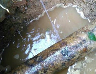 内黄楼顶渗水维修公司分享下地暖漏水的原因及检测方法。